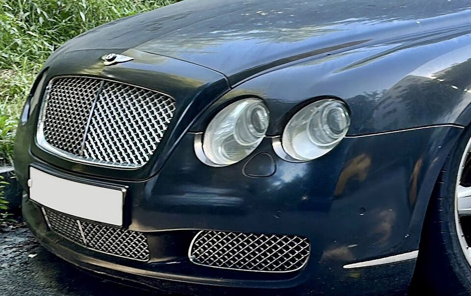 Close-up of the Bentley Continental GT’s mesh grille and twin round headlamps